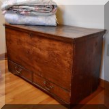 F82. Antique blanket chest with 2 drawers.